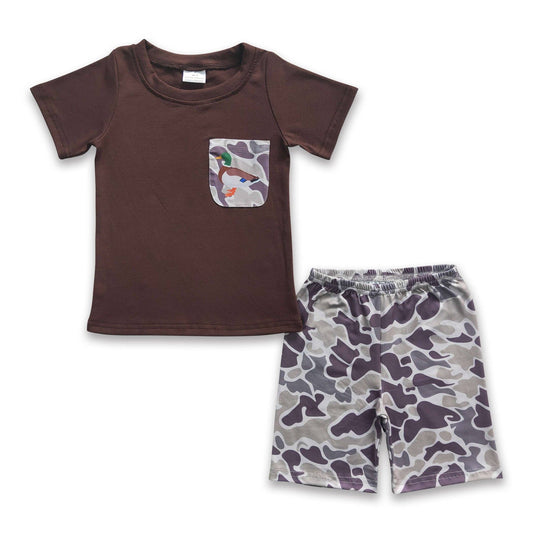 Duck pocket t-shirt/camo shorts